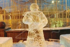 Снеговик-патриот и бойцы из льда и пластика. Читу украсили к Новому году