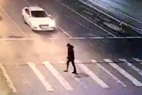 В данном случае жаль только водителей: неадекватный пешеход напролом пёр на красный