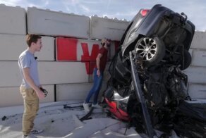 Посмотрите, что происходит с автомобилем, когда он врезается в стену на скорости 150 км/ч