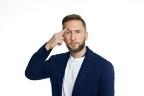 «Не стал гадить на ту страну, которая его взрастила»: актёр Оскар Кучера рассказал о своём уехавшем друге