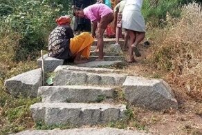 Мужчина потратил 8 лет, вырезая 400 каменных ступеней к храму на вершине холма