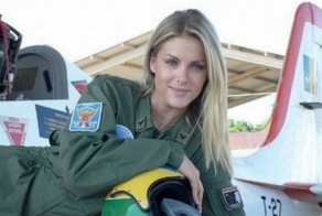 Девушки и самолеты (59 фото)