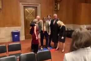 Цирк дня: в Конгрессе США делегация украинских волонтёров потопталась на флаге ДНР