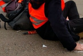 Экоактивисты приклеились к ВПП и устроили транспортный коллапс в аэропортах Мюнхена и Берлина