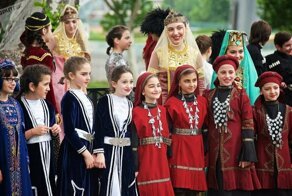 Почему у грузин слова “мама” означает “папа” - это ошибка или так и было задумано?