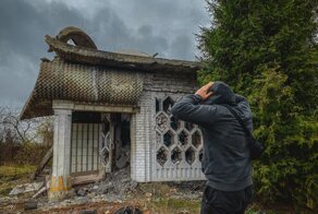 Мужчина построил дом из бутылок и хотел открыть в нем музей космонавтики