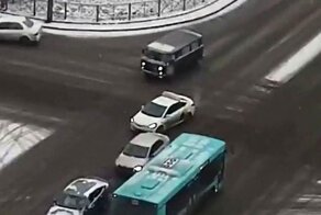 Лихой водитель «Буханки» снёс забор в Санкт-Петербурге