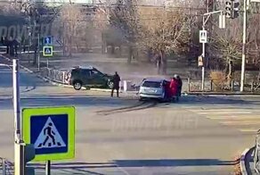 Думал проскочить: в Волжском на перекрёстке столкнулись два автомобиля