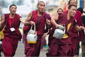 Почему китайцы постоянно пьют обычный кипяток и носят его с собой