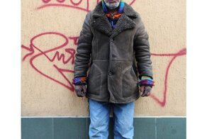 Живет на улице и находит старую одежду в мусорках: как стиль бомжа Славика стал популярен в соцсетях