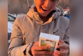 Мальчику-пастуху из Казахстана, снявшему видео об одиночестве в День рождения, подарили IPhone