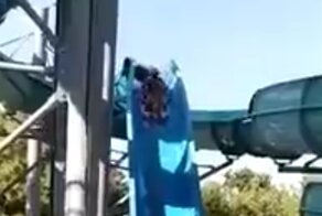 Почему не стоит кататься на экстремальных водных горках "паровозиком"