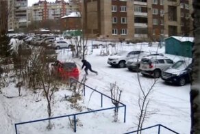 В Омске пьяный водитель неудачно попытался удрать от полицейских по детской площадке