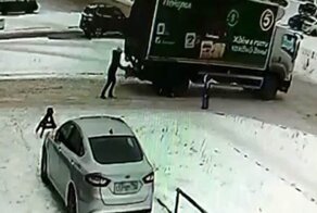 Аж внутри все похолодело! В Екатеринбурге грузовик чуть не переехал женщину с детьми