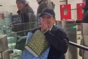 Жители Подмосковья поздравили самую добрую женщину-контролёра, которую хотели уволить из-за хорошего настроения
