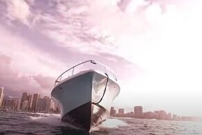 Дайвер чудом избежал столкновения со скоростным катером на Гавайях