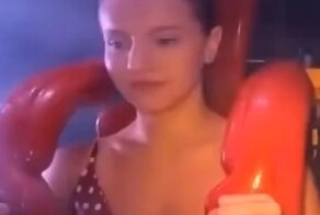 Милая девушка катается на экстремальном аттракционе