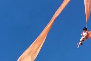 Девочка случайно зацепилась за воздушного змея и взмыла в небо
