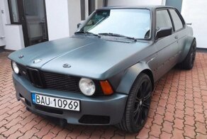 Этот BMW 3 серии E21 получил 600-сильным двигатель V10, и теперь он выставлен на продажу
