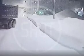 Водитель автобуса чудом выжил после жëсткого столкновения с грузовиком
