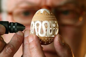 Мужчина из Словении создаёт шедевры из яичной скорлупы