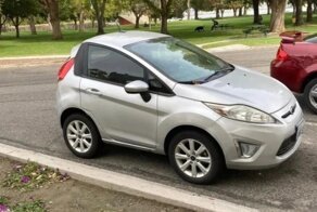 Комично миниатюрный Ford Fiesta из штата Вашингтон бросает вызов логике
