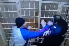 Век воли не видать: после оглашения приговора заключенный с заточкой напал на конвоиров