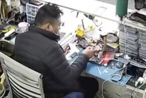 Работник мастерской не оценил сюрприз кота