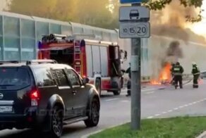 Парень загорелся вместе со своим мотоциклом после столкновения с автомобилем