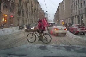 Опасная доставка: велокурьер столкнулся с такси