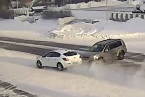 Невнимательный водитель отправил автомобилистку в сугроб и уехал
