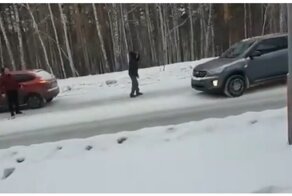 Мужчина чуть не погиб, бросившись под колёса автомобиля