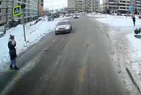 Водитель отчитал девушку на пешеходном переходе