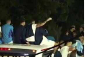 Аргентинские футболисты чуть не свалились с крыши автобуса