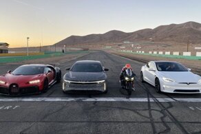 Посмотрите, как новый Lucid Air Sapphire уничтожает Tesla Model S и Bugatti Chiron в дрэг-рейсинге