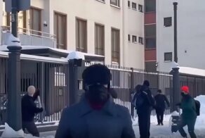 Финское посольство в Москве закидали кувалдами