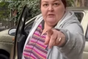 "Я нормальная!": в Сочи женщина в халате вызвала полицию из-за припарковавшегося на "её месте" водителя
