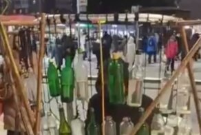 В Санкт-Петербурге уличный музыкант сыграл на бутылках мелодию из «Иронии судьбы»