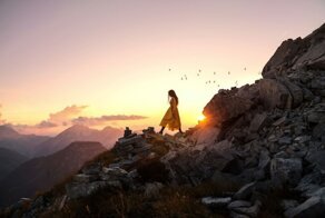 Путешественница делает селфи в красивейших местах мира