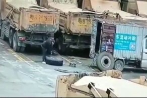Шина грузовика взорвалась при накачивании и взбодрила ремонтника