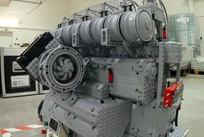 Энтузиаст собрал работающую копию двигателя от грузового корабля из оригинальных деталей Lego