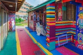 Единственный житель деревни спас ее от сноса, взяв в руки краски