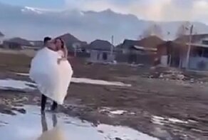 Жених взял невесту на руки ради эффектного фото, но слегка не рассчитал