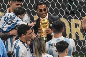 Что этот турок себе позволяет? FIFA выяснит, почему повар Нусрет Гекче фотографировался с Кубком мира