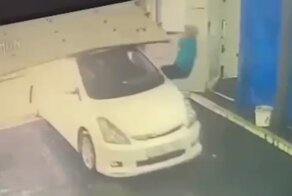 Женщина за рулём перепутала педали и едва не убила сотрудницу автомойки