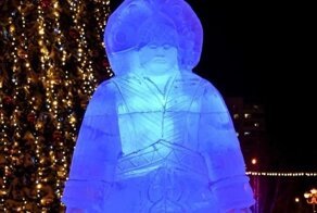 За Снегурочку ответишь: в Нижневартовске установили суровые новогодние скульптуры