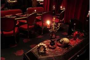 Есть ли вампиры в Японии? Необычное кафе в Токио (6 фото)