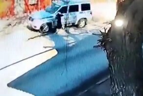 В Ингушетии полицейский направил авто в стену дома ради спасения ребенка
