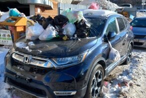 «Поцарапали, зачморили машину»: жители Владивостока расправились с неправильно припаркованным автомобилем