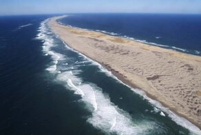 «Северное кладбище Атлантики»: чем живёт загадочный остров с населением всего 5 человек?